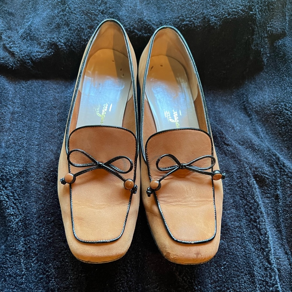 Ferragamo women’s 9.5 saddle nubuck 1” heels with black patent trim.